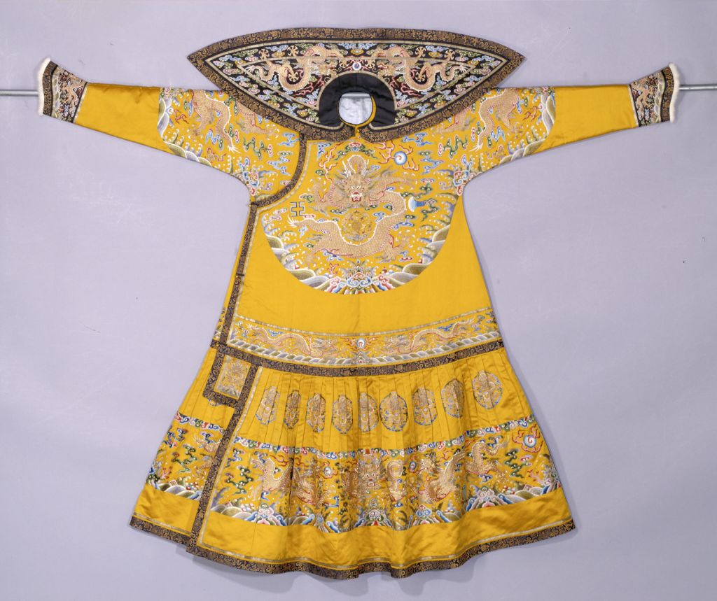 图片[1]-Bright yellow satin embroidered golden dragon robe-China Archive